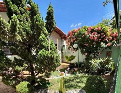 Casa com Lindo Jardim á venda com 3 Quartos em Jardim Camburi - Vitória ES